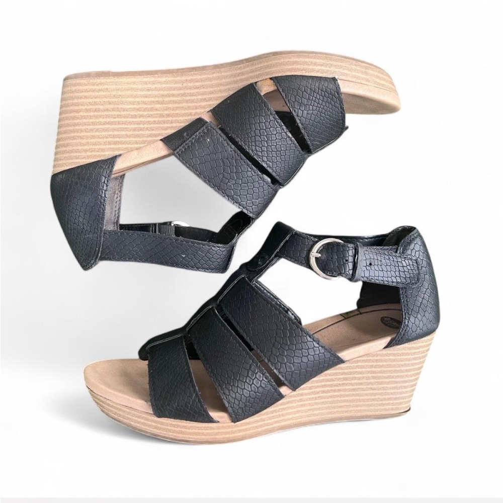 Dr. Scholl’s Barton Wedge Sandal in Black Snake Print